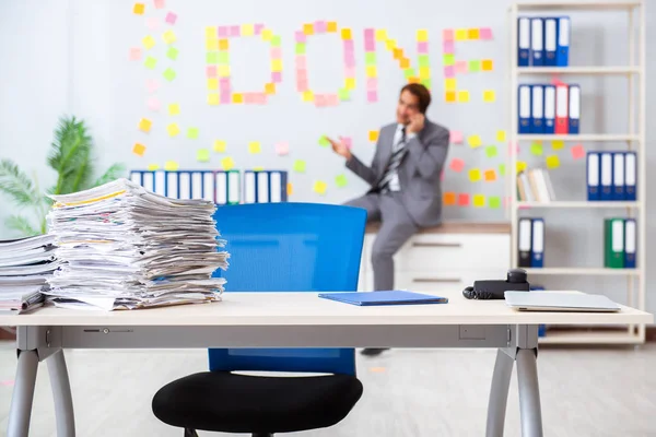 Junge hübsche Angestellte sitzt im Büro — Stockfoto