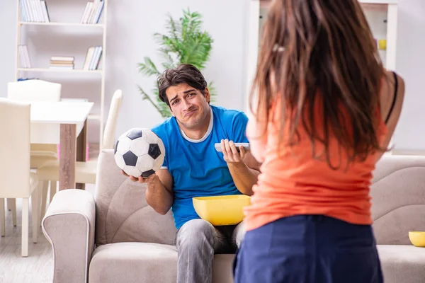 Mulher infeliz que marido está assistindo futebol — Fotografia de Stock