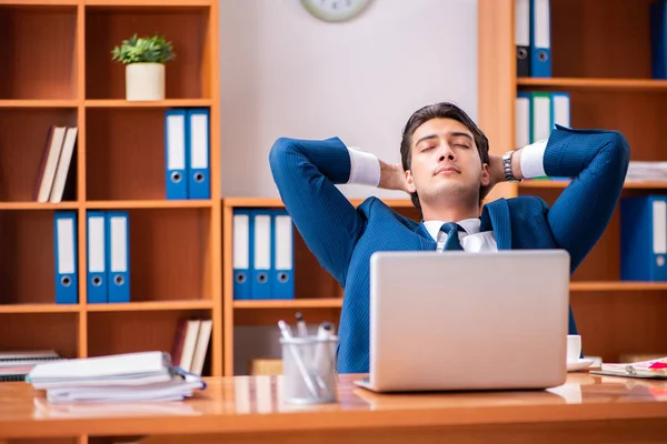 Jeune homme d'affaires beau qui travaille dans le bureau — Photo