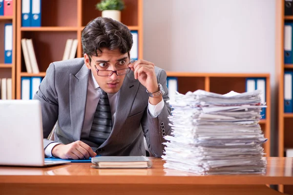 Junger gutaussehender Geschäftsmann unzufrieden mit exzessiver Arbeit — Stockfoto