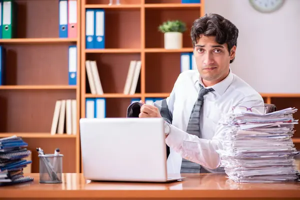 Giovane uomo d'affari bello infelice con il lavoro eccessivo — Foto Stock