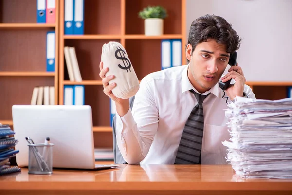 Giovane uomo d'affari bello infelice con il lavoro eccessivo — Foto Stock