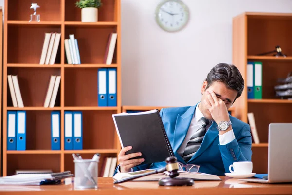 Advocaat werkzaam op kantoor — Stockfoto