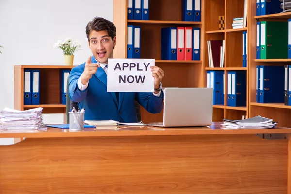 Jeune employé travaillant au bureau — Photo