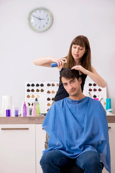 Young attracrive man visiting female barber — Stock Photo, Image