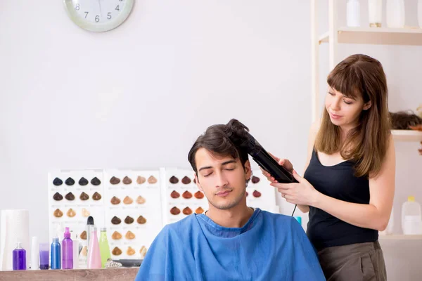 Młody atrakcyjny mężczyzna odwiedzając kobieta fryzjer — Zdjęcie stockowe