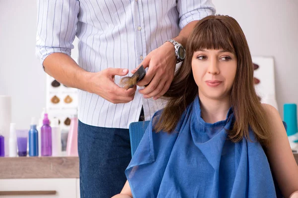 Jonge vrouw op bezoek bij jonge knappe kapper — Stockfoto