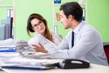 Ofiste çalışan iki meslektaşım.