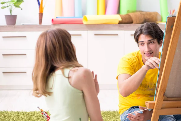 Jong paar genieten van schilderen thuis — Stockfoto