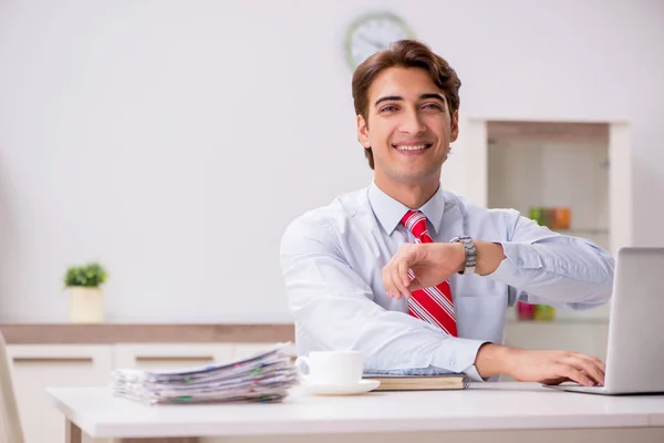 Jonge aantrekkelijke zakenman werkzaam in het kantoor — Stockfoto