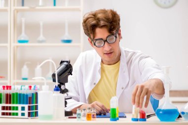 Deneyler ve testler yapan çılgın bir kimyager.