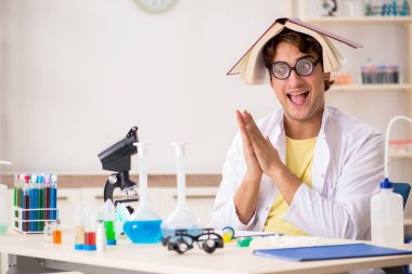Deneyler ve testler yapan çılgın bir kimyager.