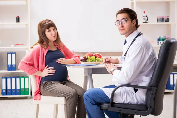Terhes nő látogató orvos megvitatása egészséges táplálkozás — Stock Fotó