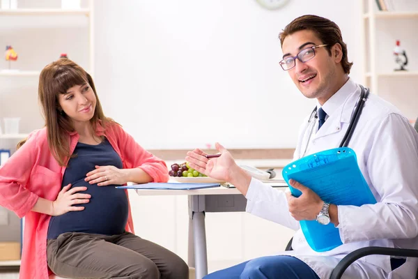 Zwangere vrouw op bezoek arts bespreken gezonde voeding — Stockfoto