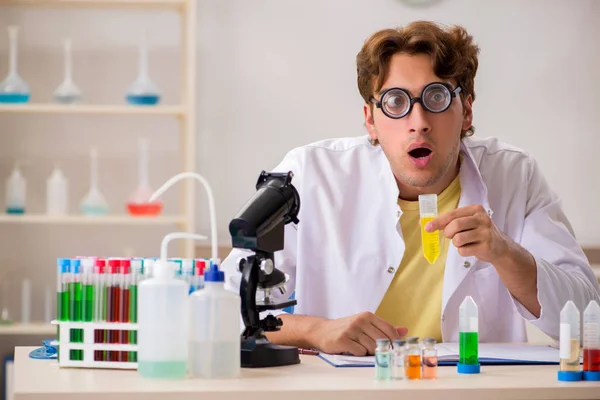 Grappige gekke chemicus doet experimenten en tests — Stockfoto