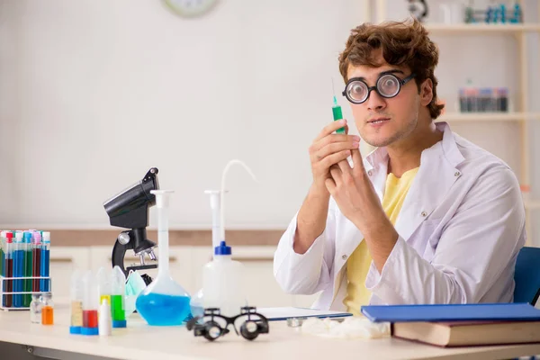 Zabawny szalony chemik robi eksperymenty i testy — Zdjęcie stockowe