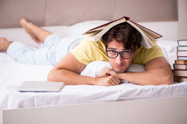 Genç Öğrenci sınav için yatakta — Stok fotoğraf