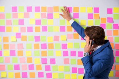 Çelişkili öncelikler konseptinde genç yakışıklı bir adam