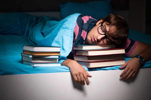 Νεαρός μαθητής που προετοιμάζεται για εξετάσεις τη νύχτα στο σπίτι — Φωτογραφία Αρχείου