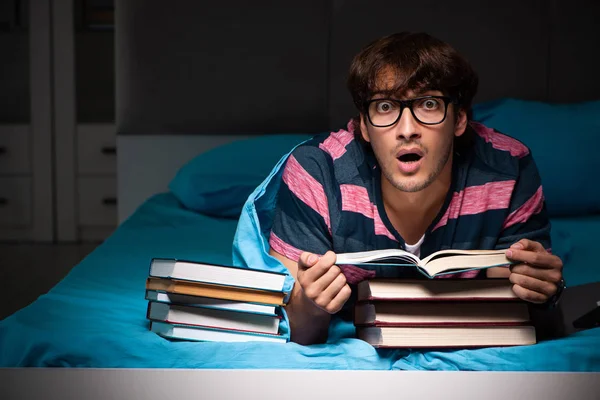 Jovem estudante se preparando para exames à noite em casa — Fotografia de Stock