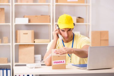 Kutu taşıma servisinde çalışan yakışıklı bir müteahhit. 