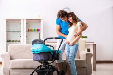 Yeni bir bebek bekleyen genç ebeveynler.