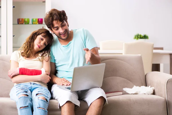 Familia joven ayudándose mutuamente después de una lesión — Foto de Stock