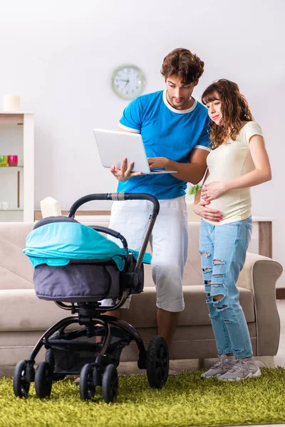 Yeni bir bebek bekleyen genç ebeveynler.