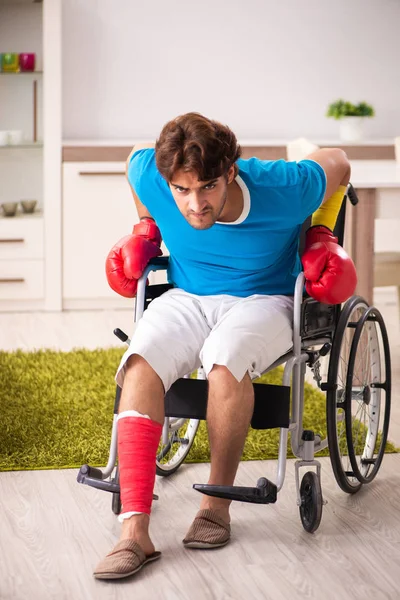 Injured man recovering from his injury — Stock Photo, Image