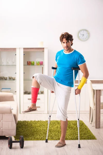 Homem ferido se recuperando de sua lesão — Fotografia de Stock