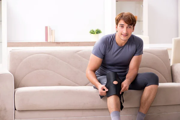 Injured man recovering at home from sports injury — Stock Photo, Image