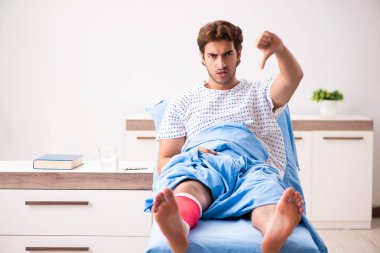 Yaralı adam hastanede tedavi bekliyor.