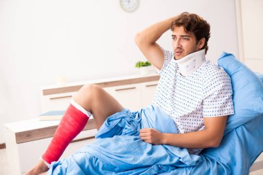 Yaralı adam hastanede tedavi bekliyor.