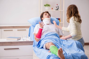 Hastanede yaralı kocayla ilgilenen sevgili bir eş. 