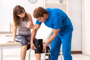 Genç bayan hasta erkek doktor travmatoloğu ziyaret ediyor. 