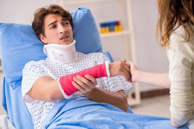 Hastanede yaralı kocayla ilgilenen sevgili bir eş. 