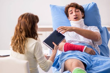 Hastanede yaralı kocayla ilgilenen sevgili bir eş. 