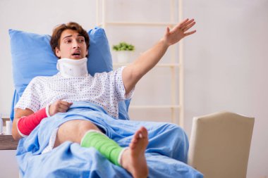 Hastanede yatan kazadan sonra boşanmış adam 