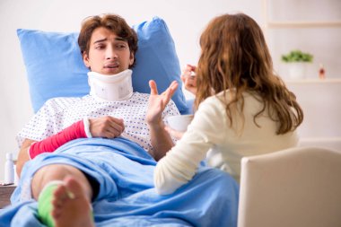 Hastanede yaralı kocayla ilgilenen sevgili bir eş. 