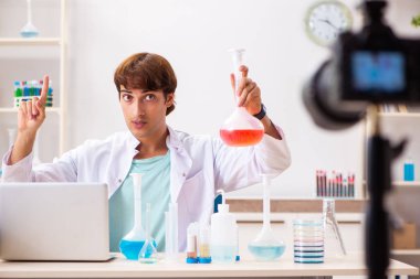 Kimyager blogu için video kaydediyor