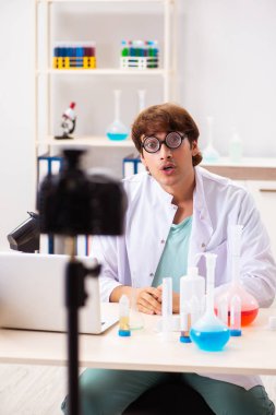 Kimyager blogu için video kaydediyor