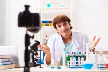 Kimyager blogu için video kaydediyor