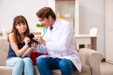 Veteriner, hasta kedi yavrularını ziyaret ediyor.