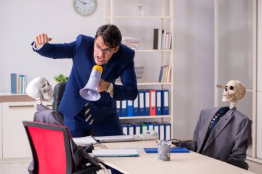 Patron ve iskeletlerle tuhaf bir iş görüşmesi.