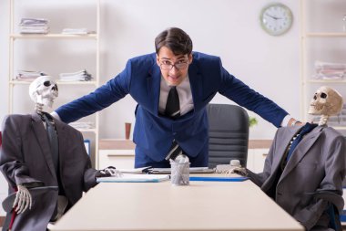 Patron ve iskeletlerle tuhaf bir iş görüşmesi.