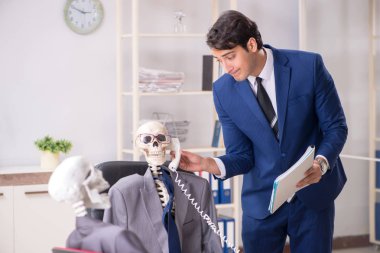 Patron ve iskeletlerle tuhaf bir iş görüşmesi.