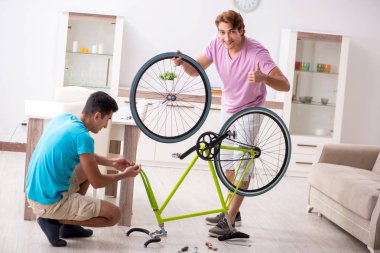 Kırık bisikletini tamir eden adam.