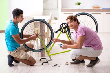 Kırık bisikletini tamir eden adam.