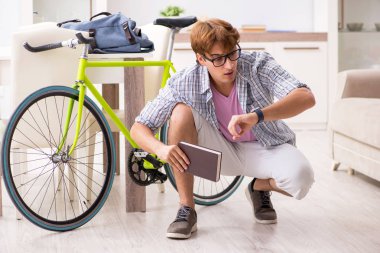 Üniversiteye bisikletle giden öğrenci