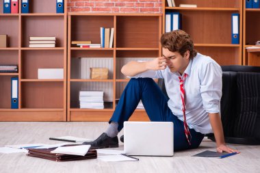 Ofiste oturan mutsuz iş adamı. 